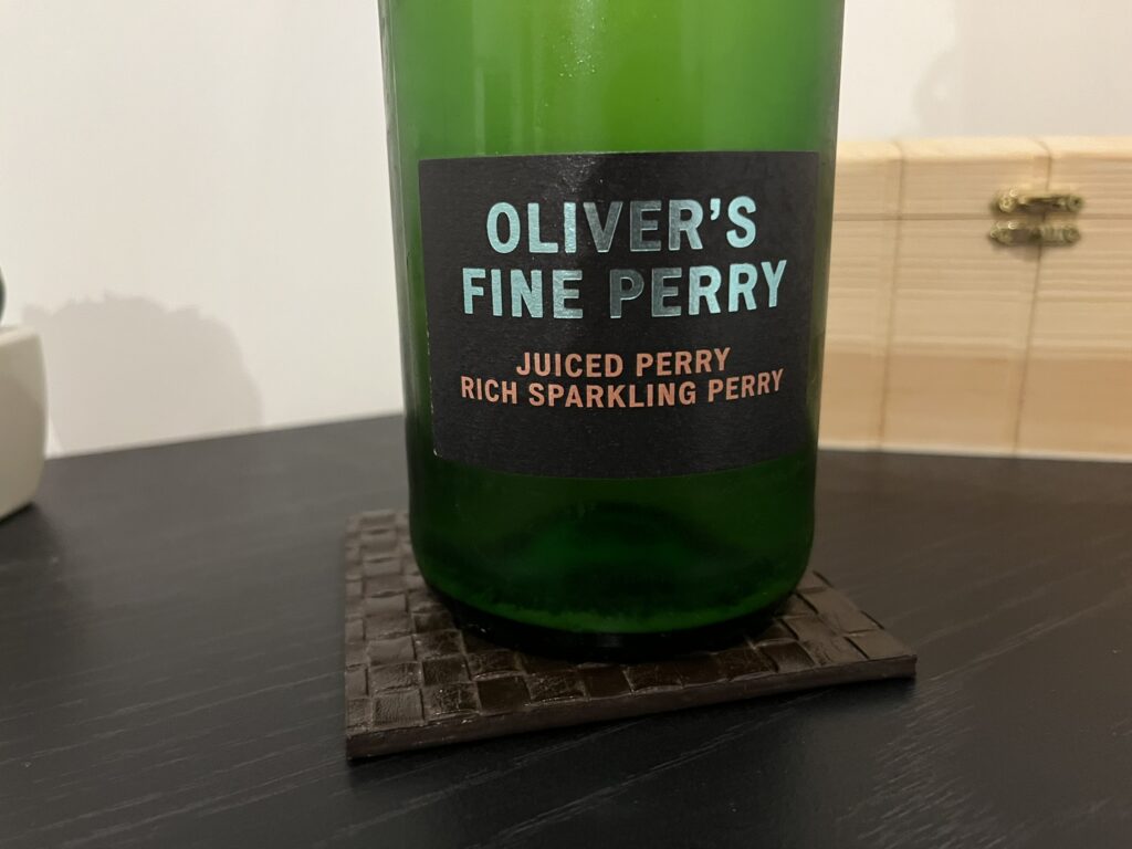 Tom Oliver Sparkling Juiced Perry - bottle front detail