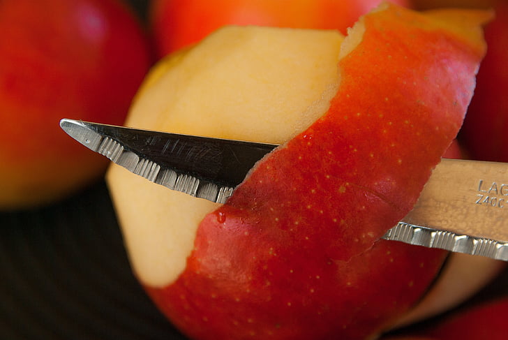 Apple tannins are both in the skin and in the pulp of the apple